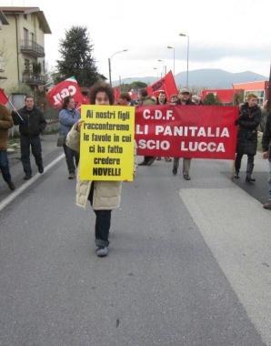 La protesta dei lavoratori Panem per le vie di Altopascio 