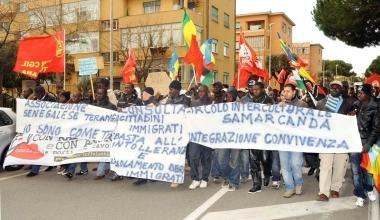 Alcuni momenti del corteo organizzato dalla comunit&agrave; senegalese di Piombino e sotto la preghiera in piazza Gramsci       