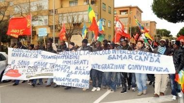 Alcuni momenti del corteo organizzato dalla comunità senegalese di Piombino e sotto la preghiera in piazza Gramsci