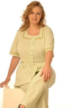 La modella del catalogo 2005/2006 di Intimo Verdeacqua Lazienda di Sant Agostino cerca modelli taglia oversize 