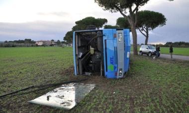 Il pullman ribaltato sullAurelia Sotto imbarcazioni al Lillatro e limpianto di acquacoltura 