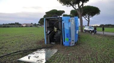 Il pullman ribaltato sull’Aurelia Sotto imbarcazioni al Lillatro e l’impianto di acquacoltura