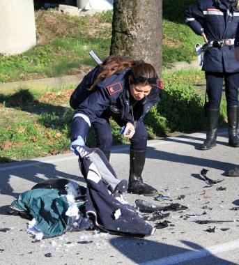 I vigili recuperano gli indumenti del ragazzo e a destra una panoramica dellincidente 