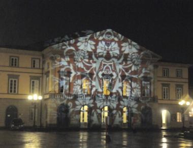 La suggestiva proiezione che ricorda tessuti damascati sulla facciata del Teatro del Giglio 