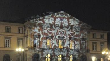 La suggestiva proiezione che ricorda tessuti damascati sulla facciata del Teatro del Giglio
