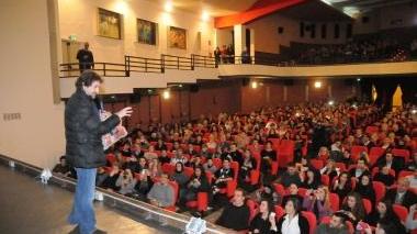 Pieraccioni alla prima del film al cinema Astra; sotto con Buscemi nelle riprese al teatro del Giglio