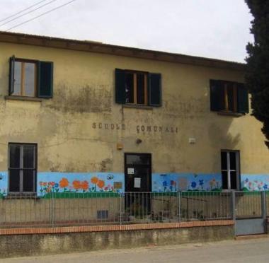 In alto lormai ex scuola elementare di Montegufoni e sopra il sindaco di Montespertoli Giulio Mangani 