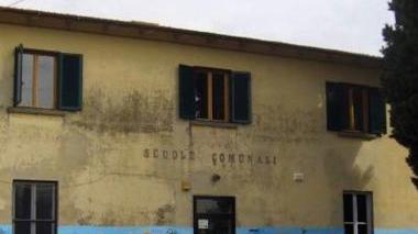 In alto l’ormai ex scuola elementare di Montegufoni e sopra il sindaco di Montespertoli Giulio Mangani