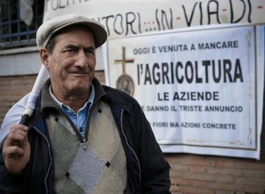 Il responsabile della Confederazione italiana agricoltori dellEmpolese Valdelsa Sandro Piccini, pronto a guidare la protesta contro la Manovra e a destra la protesta di un coltivatore 