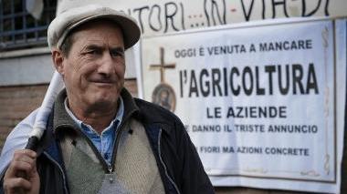 Il responsabile della Confederazione italiana agricoltori dell’Empolese Valdelsa Sandro Piccini, pronto a guidare la protesta contro la Manovra e a destra la protesta di un coltivatore