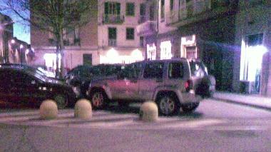 Piazza Gronchi coi dissuasori già installati dal Comune per evitare la sosta nei punti in cui creerebbe disagi Nella foto piccola Montecastello