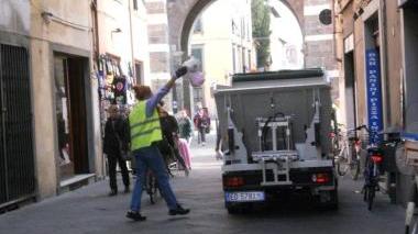 Un operatore ecologico al lavoro per la raccolta dei rifiuti