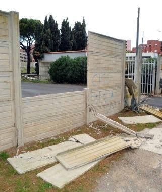 Un muro divelto, la mareggiata a Calamoresca, rami caduti su unauto 