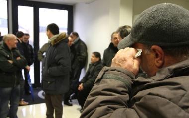 Operai durante un presidio per la chiusura di unazienda 