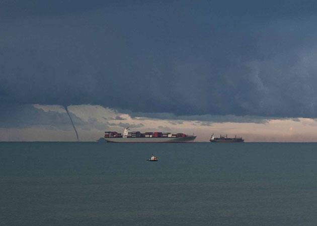 Tromba d'aria marina fotografata da Antignano