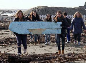 Gli alunni delle mediepuliscono le spiagge