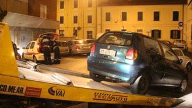 Scappa dopo l'incidente perché è senza assicurazione