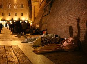 Anziano clochard picchiato e rapinato nel centro di Bologna