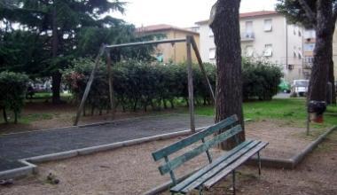"Rivogliamo la nostra altalena, i vandali non l'avranno vinta"