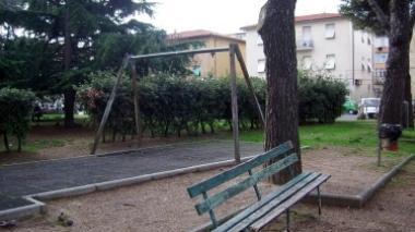 "Rivogliamo la nostra altalena, i vandali non l'avranno vinta"