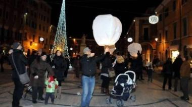 Le lanterne magiche catturano la folla in centro