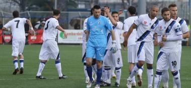 Pugliesi, il migliore in campo, al centro del gruppo; a destra Tarantino (Juve Stabia) 