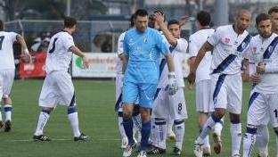 Pugliesi, il migliore in campo, al centro del gruppo; a destra Tarantino (Juve Stabia)
