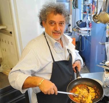Checco Bugiani nella sua cucina 