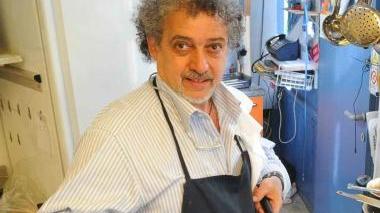 Checco Bugiani nella sua cucina