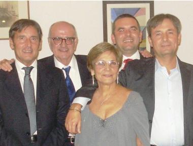 A destra, i soci di Carpensalda: Bruno Lotti con la moglie Alda e i figli Gino, Luca e Alessio. Foto grande: il maxi-yacht che sar&agrave; varato stamattina 
