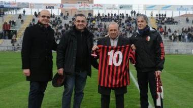 Bellandi, 90 anni e mezzo e da 48 presidente del Ghivizzano, premiato da Giannecchini e Micheloni (Vip)
