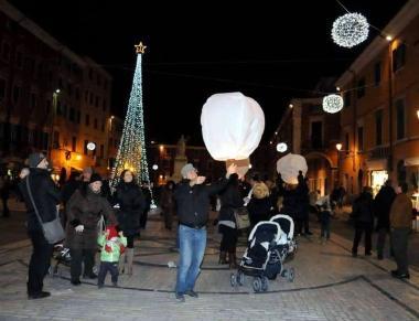 Lo spettacolo delle lanterne magiche in piazza Alberica 