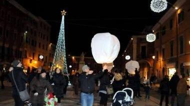 Lo spettacolo delle lanterne magiche in piazza Alberica