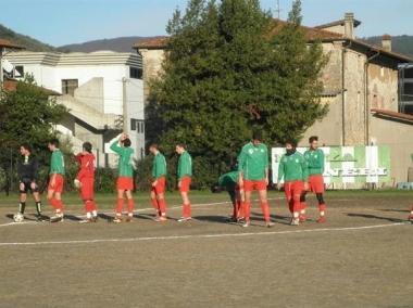 I giocatori del Veneri festeggiano la vittoria contro lAtletico Spedalino 