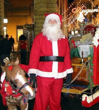 Un Babbo Natale con tanto di slitta nel centro di Pisa       