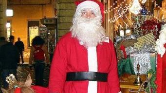 Un Babbo Natale con tanto di slitta nel centro di Pisa