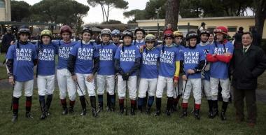 Manifestazione a San Rossore dei fantini che hanno indossato la maglietta promozionale in difesa del settore     