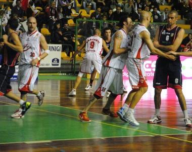 A sinistra una fase di gioco tra Lucca e Prato nel centro i giocatori si abbracciano a fine gara dopo la vittoria che consolida il primato in classifica a destra la partita dellamicizia tra lArcAnthea e i ragazzi dellAllegra Brigata guidati da istruttori in un atmosfera magica che ha stupito ed emozionato 
