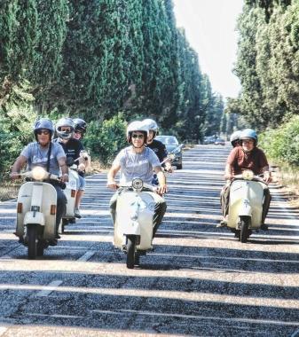La copertina del calendario 2012 del Vespa club di Pontedera 