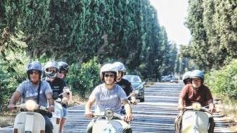 La copertina del calendario 2012 del Vespa club di Pontedera