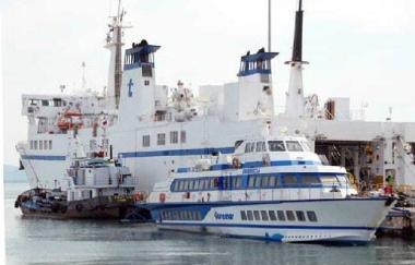 Nave e aliscafo ormeggiati in banchina 