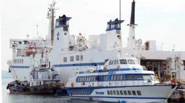 Nave e aliscafo ormeggiati in banchina