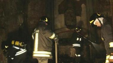 I pompieri impegnati a spegnere l’incendio A sinistra l’egiziano che viveva nel chiesino