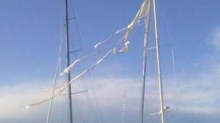 Accanto alcune delle barche ormeggiate vicino al diga del porto di Rosignano danneggiate dal forte vento A destra il tetto dell’edificio Alba e Sorriso a Vada