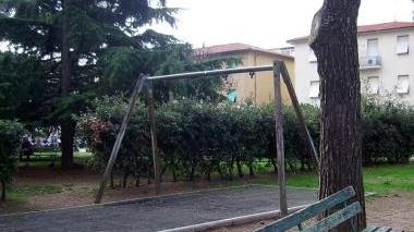 L’altalena scomparsa nel parco dell’asilo di via Donnini