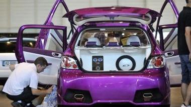 Nella foto d’archivio un’auto elaborata per partecipare ai raduni di tuning