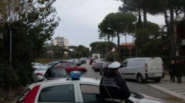 Vigili urbani e la coda delle auto in via San Guido