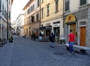 I residenti: "La zona pedonale è finta" - Il sondaggio