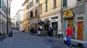 I residenti: "La zona pedonale è finta" - Il sondaggio