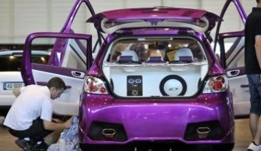 Rumori e auto a tutto gas accanto al cimitero